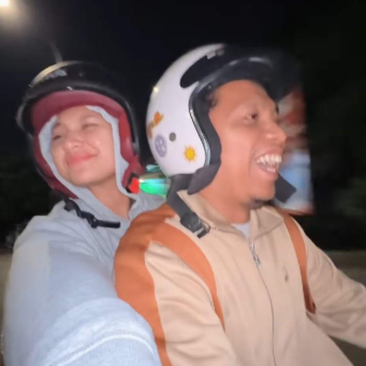 <p>Banyak netizen yang memuji kesederhanaan Indah dan Arie, lho. Tidak sedikit yang menyebut bahwa kebahagiaan para istri dan Bunda hanya sekedar diajak jalan-jalan naik motor. (Foto: Instagram: @indahpermatas)</p>