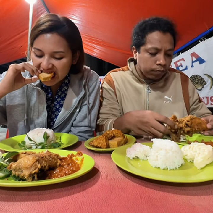 <p>"Makan malam pergi keluar naik motor makan pecel ayam. Nikmat banget, <em>alhamdulillah</em>," kata Indah sambil mengunggah sebuah video singkat dirinya dan sang suami. (Foto: Instagram: @indahpermatas)</p>