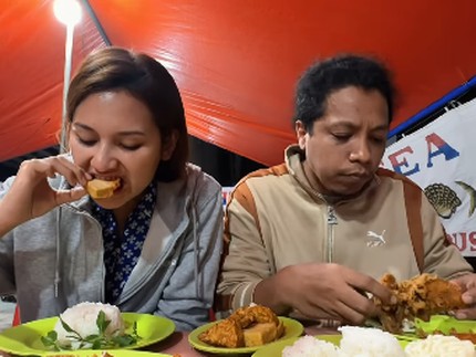 5 Potret Kebersamaan Arie Kriting & Indah Permatasari, Bahagia Makan Pecel Ayam Pinggir Jalan