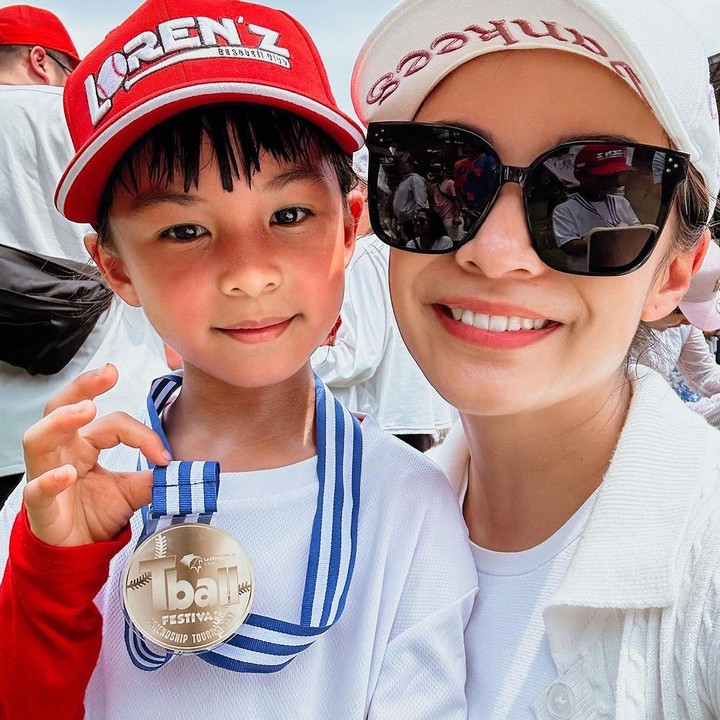 <p>Chelsea yang hadir menemani sang putri pun turut mengungkapkan rasa bangganya. Ia pun menyebut Nastusha adalah anak yang bekerja keras dan gigih. (Foto: Instagram: @chelseaoliviaa)</p>