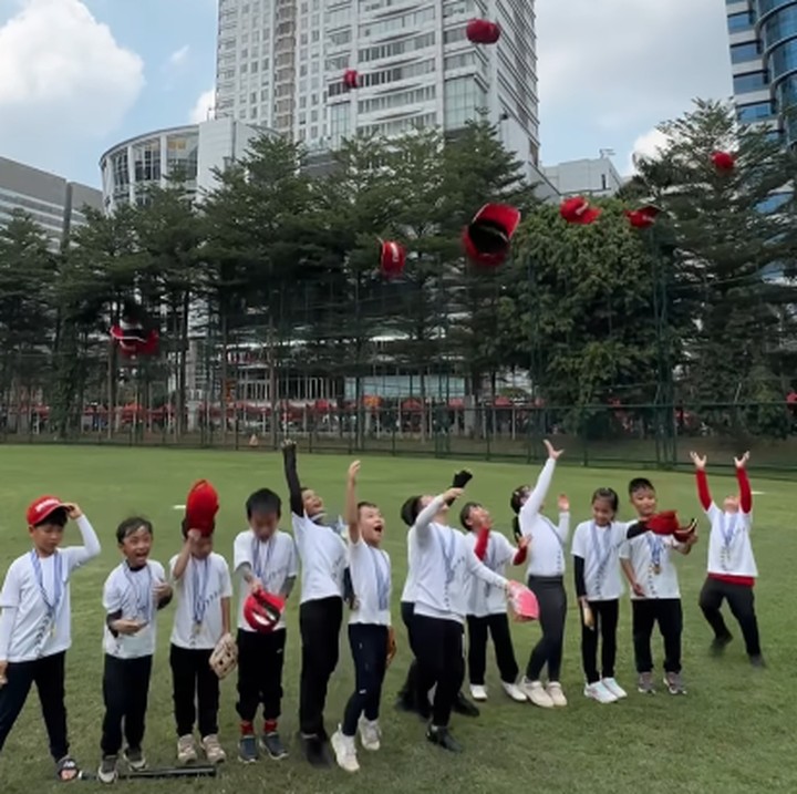 <p>Bersama dengan teman-temannya, Nastusha berhasil memenangkan kompetisi baseball, Tball Festival. Gadis delapan tahun ini berhasil membawa pulang sebuah medali. (Foto: Instagram: @chelseaoliviaa)</p>