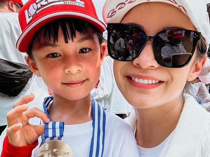 7 Potret Nastusha Anak Chelsea Olivia Dapat Medali di Kompetisi Baseball