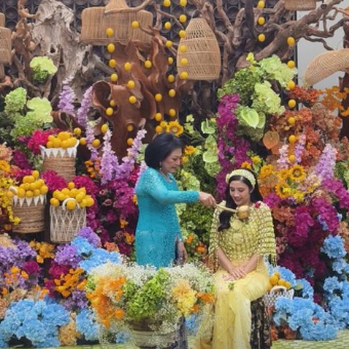 <p>Memasuki acara inti, Febby pun berganti pakaian dengan kemben dan set ronce bunga melati. Anice pun secara perlahan menyirami sang putri dengan air. Kita doakan lancar hingga hari pernikahannya ya. (Foto: Instagram: @yukikt)</p>