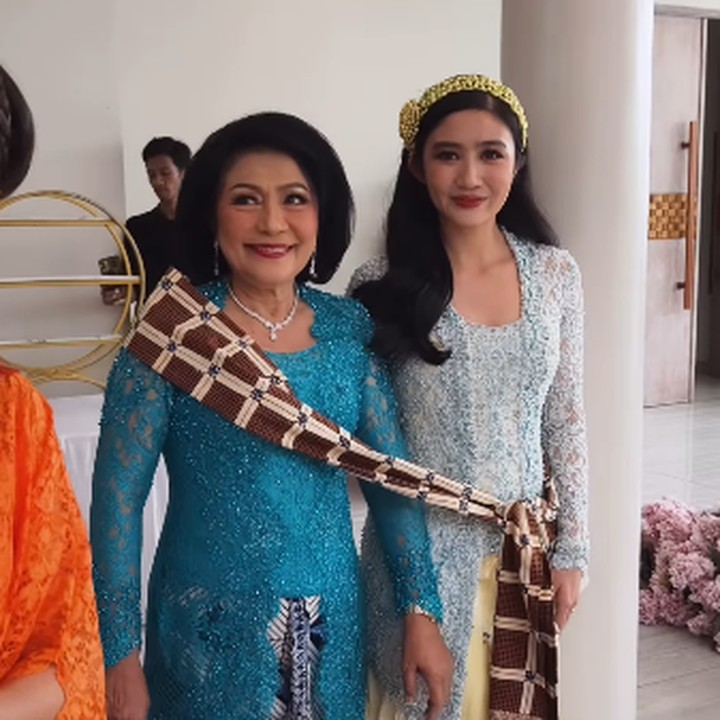 <p>Ketika memasuki ruangan, Febby terlihat menawan mengenakan kebaya baby blue dipadukan dengan bawahan berwarna kuning lembut. Rambutnya pun dibiarkan tergerai cantik. (Foto: Instagram: @yukikt)</p>