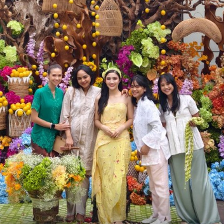 <p>Prosesi adat ini digelar pada Rabu (6/11/2024) kemarin. Tidak hanya dihadiri oleh keluarga besar, Febby turut mengundang para sahabatnya, termasuk Yuki Kato. (Foto: Instagram: @yukikt)</p>