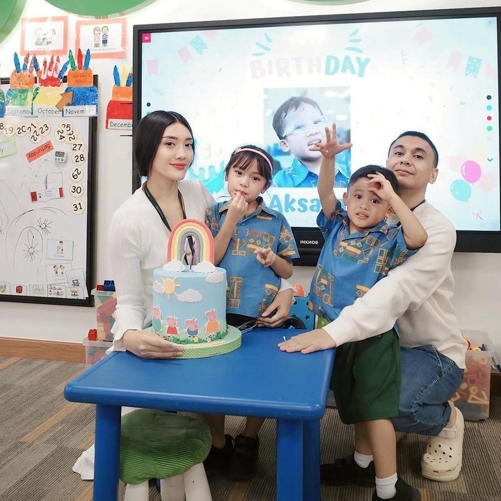<p>Anissa dan Radit membuat pesta ulang tahun kecil-kecilan untuk sang putra di sekolah. Momen ini pun dibagikan langsung oleh Anissa pada laman media sosialnya. (Foto: Instagram: @anissaaziza)</p>