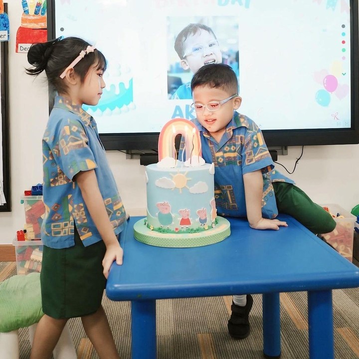 <p>Tidak hanya dihadiri oleh kedua orang tuanya, perayaan ulang tahun Aksara ini juga dihadiri oleh sang kakak, Alinea Ava Nasution. Keduanya terlihat kompak mengenakan seragam sekolah. (Foto: Instagram: @anissaaziza)</p>