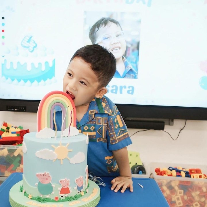 <p>"Aksara's day," tulis Anissa seraya mengunggah momen kebersamaan bersama Aksara di hari ulang tahun Si Kecil. (Foto: Instagram: @anissaaziza)</p>