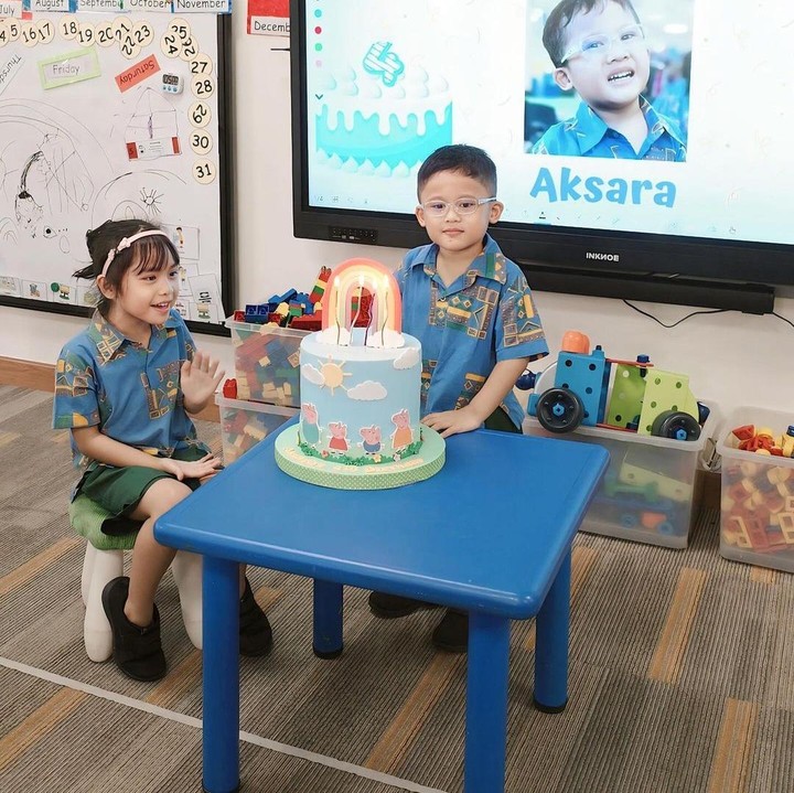 <p>Bocah yang akrab disapa Aca ini mendapatkan kue ulang tahun bertemakan Peppa Pig. Di bagian atasnya, terlihat empat buah lilin dan hiasan pelangi yang menggemaskan. (Foto: Instagram: @anissaaziza)</p>