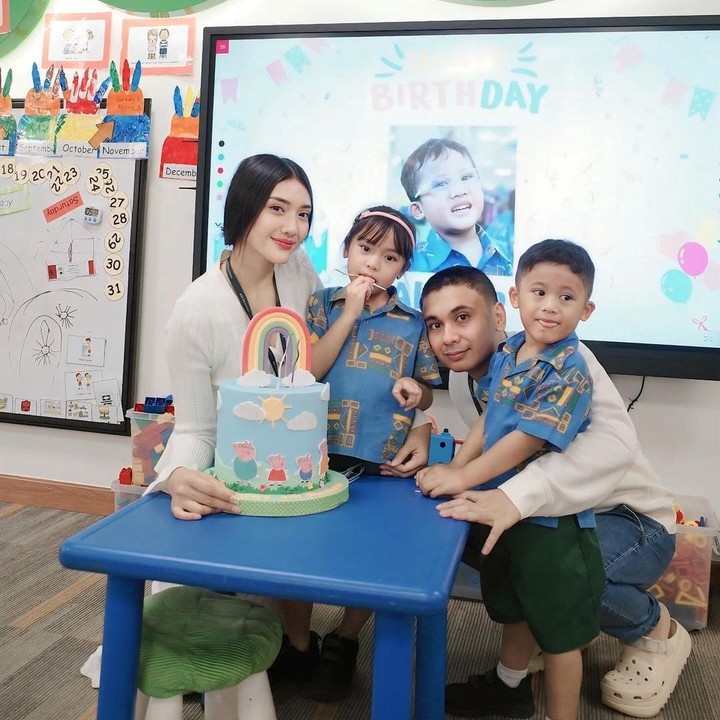 <p>Banyak netizen yang ikut mengucapkan selamat atas pertambahan usia Aksara nih, Bunda. Mereka berharap Aksara tumbuh menjadi anak yang pintar dan selalu diberikan kesehatan. (Foto: Instagram: @anissaaziza)</p>