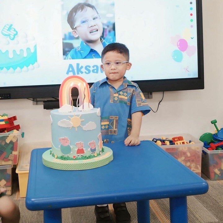 <p>"<em>Happy birthday</em> Prof. Aca. Semakin pintar, makin ganteng, sehat terus," ungkap seorang netizen. "<em>Happy birthday</em> Aksa. Sehat-sehat selalu ya, Nak," ujar netizen lainnya. (Foto: Instagram: @anissaaziza)</p>