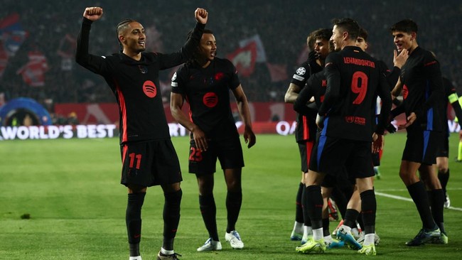 Ada momen menarik yang terjadi saat Barcelona melawat ke markas Red Star Belgrade. Raphinha melakukan aksi heroik saat Lamine Yamal 'dikeroyok' pemain lawan.