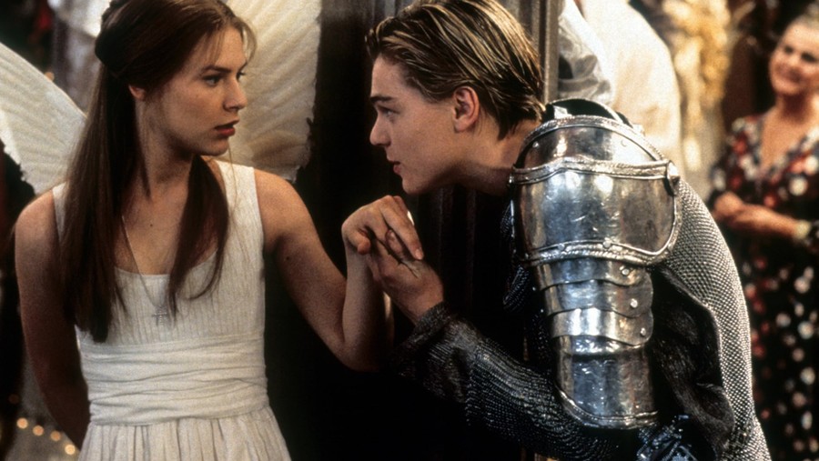 Cuplikan adegan Leonardo DiCaprio dan Claire Danes di Romeo &plus; Juliet&period;