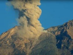 Video Gunung Semeru Erupsi Luncurkan Material Vulkanik Setinggi 500 M
