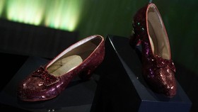 Sepatu Ruby Ikonis Wizard of Oz Dilelang Mulai dari Rp12,8 Miliar