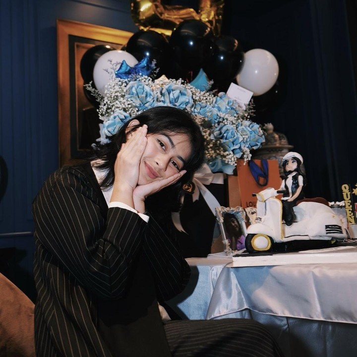 <p>Ucapan selamat ulang tahun juga disampaikan beberapa rekan artis. Beberapa di antaranya juga menuliskan doa terbaik untuk Sintya Marisca. "<em>happy bday</em> kak!!!! suksss selalu ya," tulis aktris Tissa Biani. "<em>Happy birthday</em> kak!! Sehat, sukses dan bahagia selalu," ujar penyanyi Novia Bachmid. (Foto: Instagram @sintyamarisca)</p>