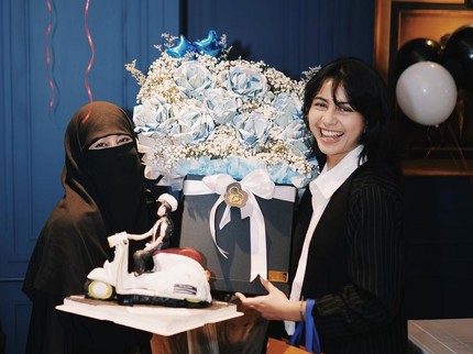 7 Potret Pesinetron Sintya Marisca Rayakan Ultah Bareng Keluarga, Umi Pipik Turut Hadir