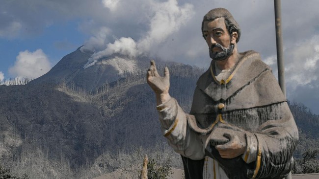 Dua Gunung di NTT yakni Gunung Lewotobi Laki-laki di Flores Timur dan Gunung Ili Lewotolok di Kabupaten Lembata, mengalami erupsi pada Rabu (22/1).