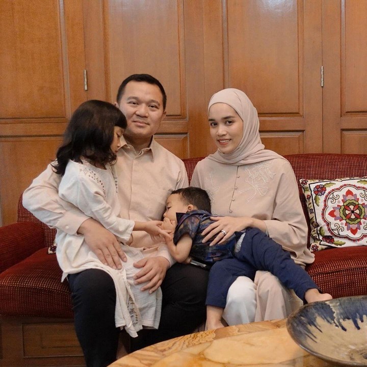 <p>Andra sendiri merupakan putri dari pasangan Alex Asmasoebrata dan Sofia Muri Mardiana. Dirinya pun menikah dengan keponakan Jusuf Kalla, yakni Subhan Aksa. (Foto: Instagram: @alexandra.asma)</p>