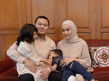 Tampil Berhijab, Ini 7 Potret Cantik Pembalap Wanita RI Alexandra Asmasoebrata yang Sudah Jadi Bunda