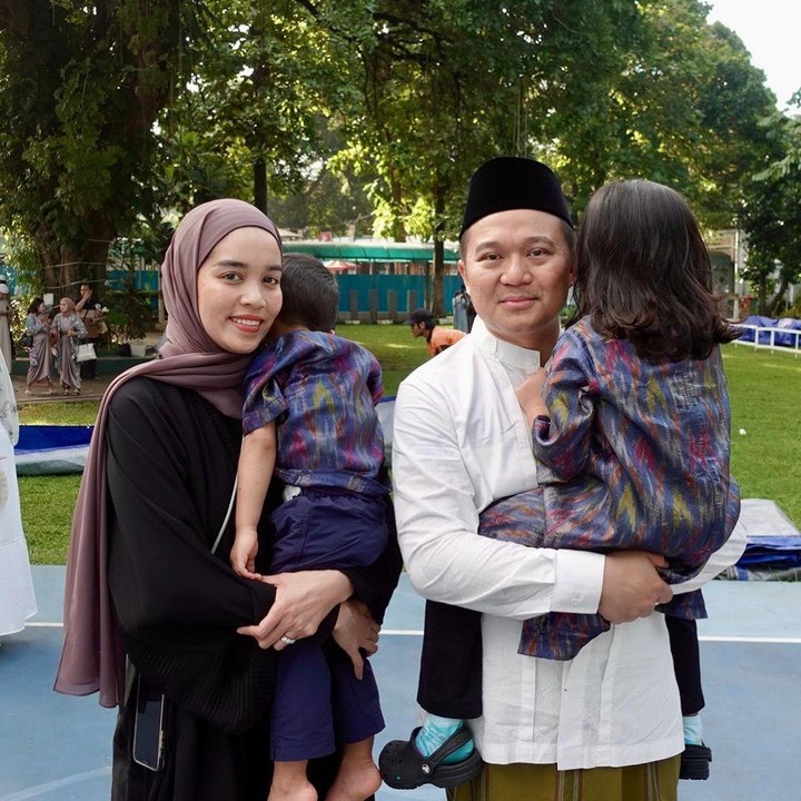 <p>Selain potret di arena balapan, Andra juga sering mengunggah momen kebersamaannya dengan keluarga. Harmonis banget ya, Bunda! (Foto: Instagram: @alexandra.asma)</p>