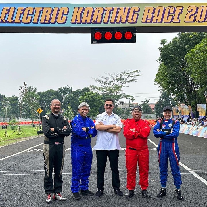 <p>Menilik dari laman Instagram-nya, Andra tampil berbeda nih, Bunda. Sejak awal 2022, ia terlihat mengenakan hijab bahkan ketika di arena balapan. (Foto: Instagram: @alexandra.asma)</p>