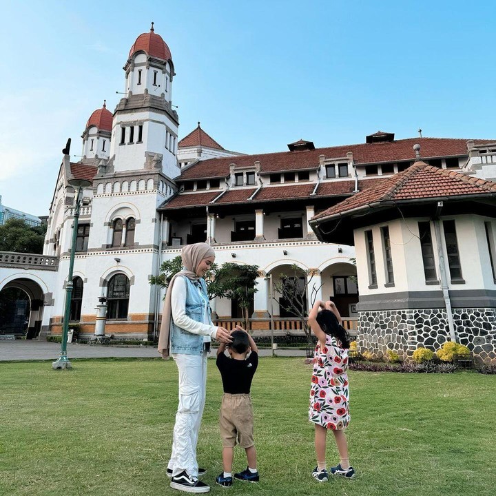 <p>Sosok pembalap cantik Alexandra Asmasoebrata sudah lama tidak terlihat di lintasan, Bunda. Usut punya usut, ternyata perempuan yang akrab disapa Andra ini tengah menikmati perannya sebagai seorang istri dan Bunda dua anak. (Foto: Instagram: @alexandra.asma)</p>