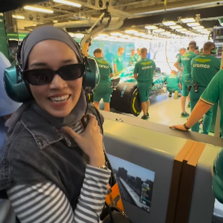 <p>Banyak netizen yang mengatakan bahwa Andra adalah sosok perempuan legendaris di Indonesia. Tidak sedikit pula yang meminta agar Andra kembali bertanding. "Andra pembalap wanita legendaris di Indonesia," tutur seorang netizen dengan menyisipkan emotikon hati. "Ayo dong balapan lagi," ujar netizen lainnya. (Foto: Instagram: @alexandra.asma)</p>