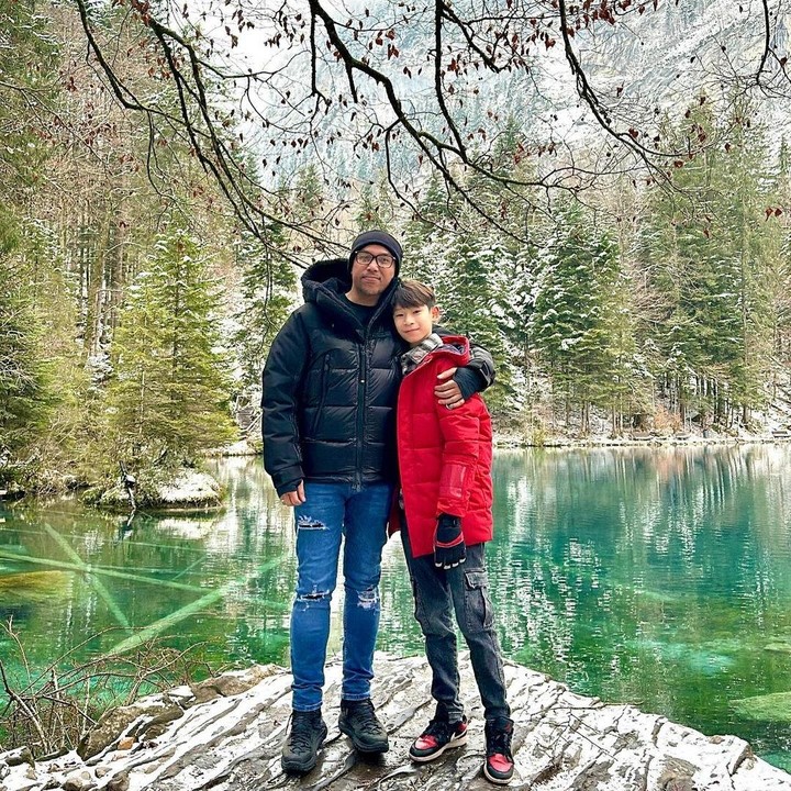 <p>Ketika menikah dengan Sammy Simorangkir, Viviane sudah dikaruniai seorang putra dari pernikahan sebelumnya yang diberi nama Jaden Kornelius Tjeuw. Melihat dari laman Instagram Sammy, penyanyi lagu <em>Dia</em> itu terlihat akrab dengan Jaden dan sering mengajaknya berlibur bersama. (Foto: Instagram: @sammysimorangkir0</p>