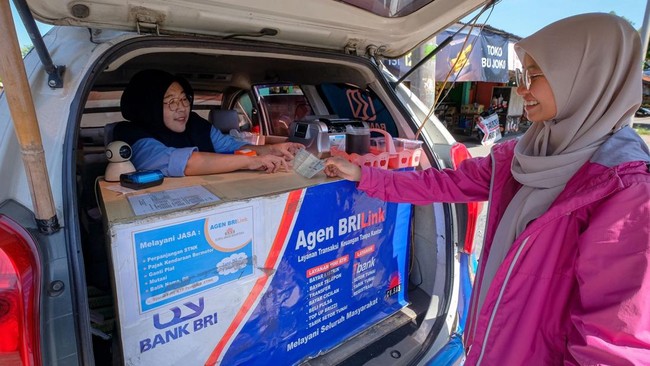 BRI telah mengurangi sebagian jumlah kantor dan mengalihkan layanan perbankannya melalui AgenBRILink yang juga tersebar di seluruh Indonesia.