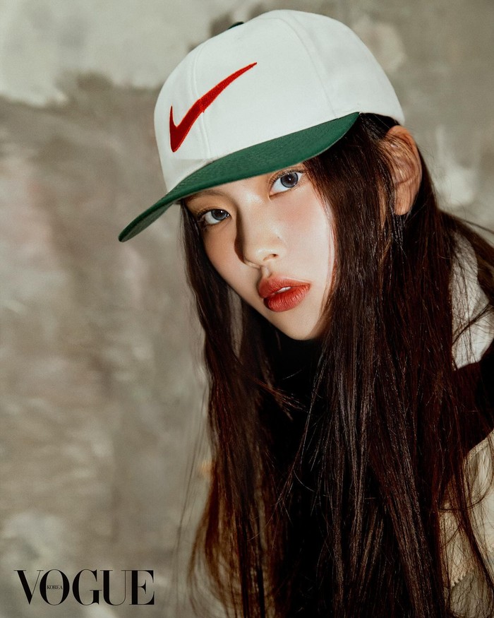 Di pemotretan individu terakhir ada Hyein, member termuda NewJeans yang kecantikannya selalu berhasil menarik perhatian karena bersatunya pesona murni, cerah, dan unik dalam dirinya/ Foto: instagram.com/voguekorea