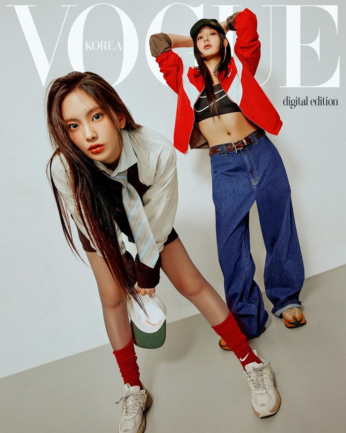 Di unit kedua ada maknae line yakni Danielle dan Hyein yang bergaya lebih berani dengan sentuhan warna merah menyala pada pakaian sporty keduanya. Chic sekali ya, Beauties!/ Foto: instagram.com/voguekorea