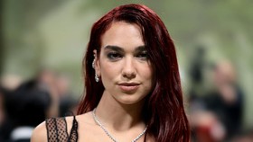 Dua Lipa Ungkap Alasan Batal Konser di Jakarta