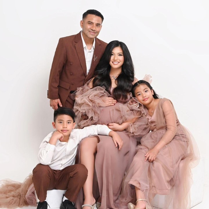 <p>Model Duma Riris Silalahi sebentar lagi akan melahirkan anak ketiganya, Bunda. Jelang persalinan, Duma Riris melakukan <em>maternity shoot</em> bersama suaminya Judika dan kedua anaknya, Cleo dan Judeo. (Foto: Instagram @duma_riris)</p>