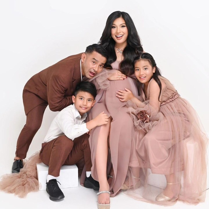 <p>Di satu foto, Judika dan kedua anaknya menunjukkan pose saat memegang <em>baby bump</em> kehamilan Duma Riris. Dalam foto ini,<em> baby bump</em> kehamilan ketiga Duma Riris memang sudah tampak besar karena usia kandungannya sudah memasuki 37 minggu. (Foto: Instagram @duma_riris)</p>