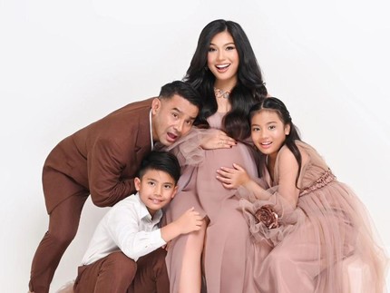 5 Potret Maternity Shoot Kehamilan Ketiga Duma Riris, Tampil Kompak Bersama Suami & Dua Anaknya
