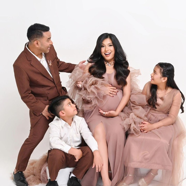<p>Melalui unggahan ini, Duma Riris mengungkapkan alasan melakukan <em>maternity shoot</em> bersama suami dan kedua anaknya. Runner-up-1 Puteri Indonesia 2007 ini ingin membuat kenangan indah sebelum si bungsu lahir. "Doa Cleo dan Judeo.. kita abadikan biar nanti jadi kenangan yang indah. Mau punya adik, mereka udah minta dari 4 tahun yang lalu.. ternyata jawabannya sekarang.. doain ya teman2 dan keluarga online kami, semua lancar sampai harinya kami jadi berlima. Aminnn..," tulisnya. (Foto: Instagram @duma_riris)</p>