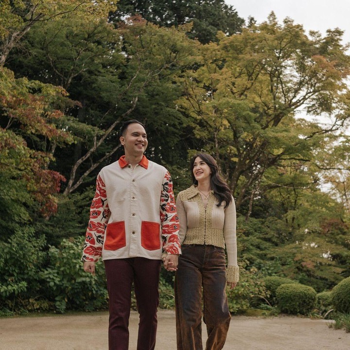 <p>"Di bawah jendela tiga menit yang menakjubkan saat matahari terbenam di taman Zen Kuil Shisendo, ia mengubah cinta selama lima tahun menjadi janji untuk selamanya. Aku katakan 'ya' untuk petualangan seumur hidup, Semoga selamanya," tulis Elma. (Foto: Instagram: @elmaaa_e)</p>