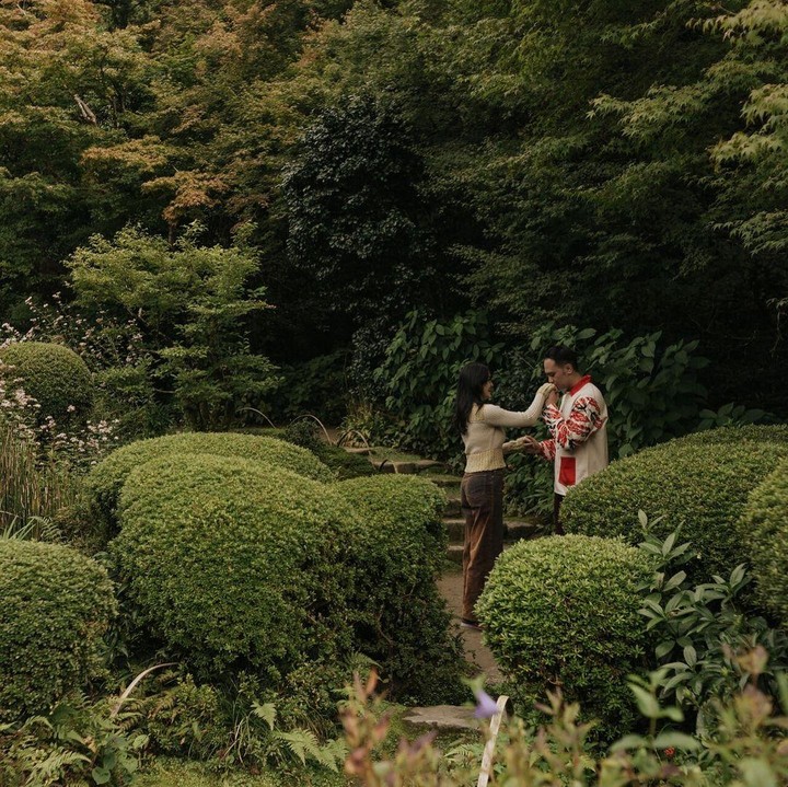 <p>Dalam potret lainnya, terlihat Ihsan mengecup punggung tangan Elma penuh kasih di taman Zen Kuil Shisendo. Romantis banget ya, Bunda! (Foto: Instagram: @elmaaa_e)</p>