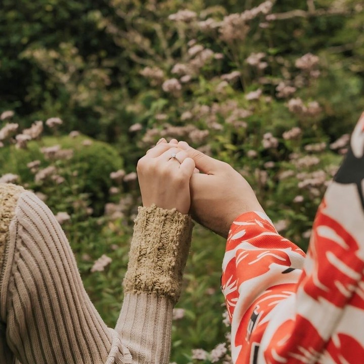 <p>Kebahagiaan Elma ini turut dirasakan oleh para penggemar, Bunda. Mereka pun mendoakan agar Elma dan Ihsan selalu berbahagia. "Ikutan happy, selamat Kak Elma. Bahagia selalu," kata seorang netizen. "Selamat, kak. Lancar-lancar semuanya," ujar netizen lainnya. (Foto: Instagram: @elmaaa_e)</p>