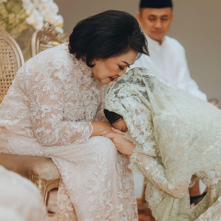 <p>Dalam satu momen, Febby tampak melakukan sungkem dengan orang tuanya. Suasana haru terlihat jelas dalam momen pengajian jelang pernikahan ini. (Foto: Instagram @febbyrastanty)</p>