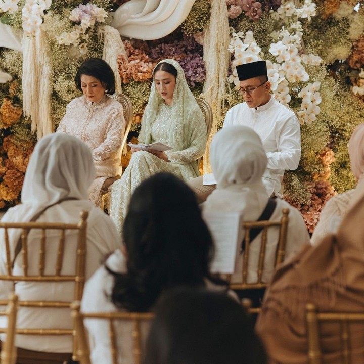 <p>Acara pengajian jelang pernikahan Febby ini digelar tertutup, Bundal. Dalam beberapa foto yang dibagikan, acara hanya dihadiri oleh keluarga dan kerabat dekat Febby dan sang kekasih. (Foto: Instagram @febbyrastanty)</p>