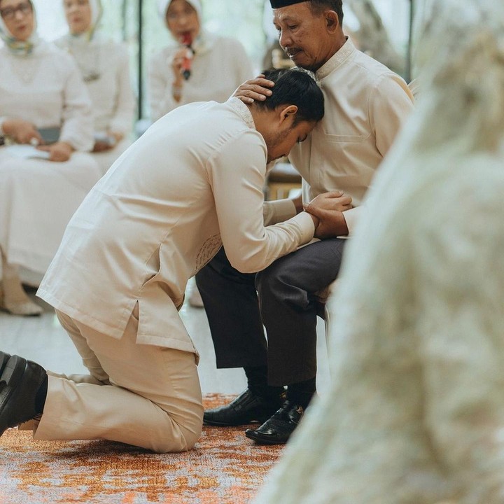 <p>Prosesi sungkem juga dilakukan kekasih Febby, yakni Drajad Djumantara. Pria yang berprofesi sebagai anggota kepolisian ini duduk bersimpuh meminta restu pada orang tuanya. (Foto: Instagram @febbyrastanty)</p>