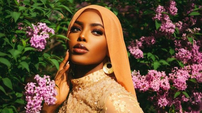 5 Fakta Khadija Omar, Finalis Miss Universe Berhijab Pertama yang Lahir di Kamp Pengungsian