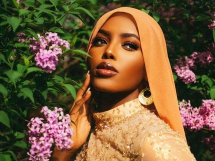5 Fakta Khadija Omar, Finalis Miss Universe Berhijab Pertama yang Lahir di Kamp Pengungsian
