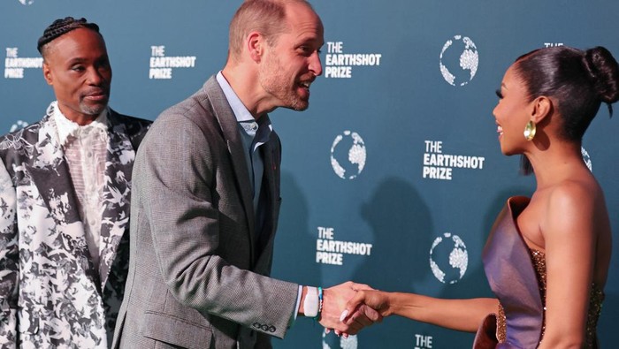  (L-R) Host, Billy Porter, Prince William, Prince of Wales and Host, Bonang Matheba attend the 2024 Earthshot Prize at Green Point Shared Fields on November 06, 2024 in Cape Town, South Africa. During his visit, The Prince of Wales attended the fourth annual Earthshot Prize Awards and engaged in various environmental initiatives and participated in events held in Cape Town as part of 'Earthshot Week'. (Photo by Chris Jackson/Getty Images)