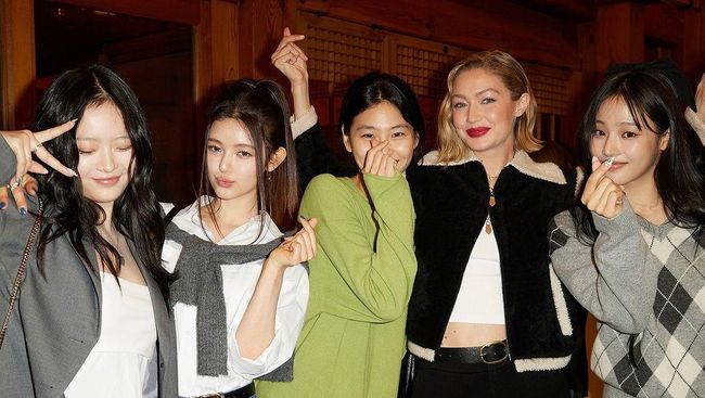 NewJeans Dinner Bareng Gigi Hadid Pakai Outfit Cozy, Bisa Jadi Inspirasi Outfit Musim Hujan!