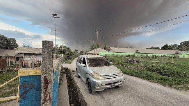 Hujan abu vulkanik di sekitar Gunung Lewotobi turun pada Jumat siang. Di lokasi, langit berubah menjadi gelap dan gemuruh petir bersahutan.