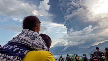  Penampakan Hujan Abu Usai Erupsi Gunung Lewotobi Laki-laki