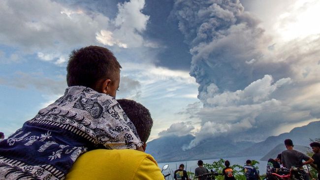 FOTO: Penampakan Hujan Abu Usai Erupsi Gunung Lewotobi Laki-laki